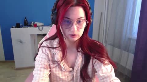 Snapshot of sarakinski chatting on 04.07.26 Sara online show from 04.07.26