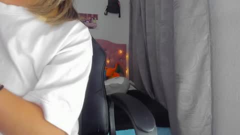 Snapshot of saralolo420 chatting on 01.10.25 sara online show from 01.10.25