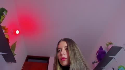 Snapshot of saralolo420 chatting on 02.04.25 sara online show from 02.04.25