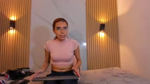 Snapshot of sarasaenz999 chatting on 06.19.26 sarasaenz999 online show from 06.19.26