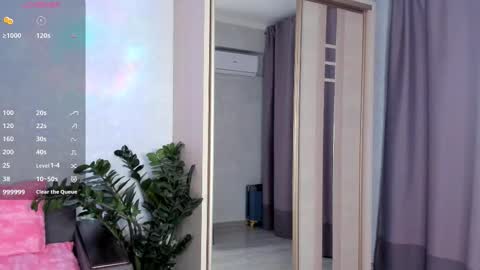 Snapshot of sarashine__ chatting on 09.18.25 Sara  online show from 09.18.25