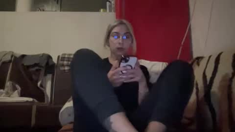 Snapshot of sarrah_rossy chatting on 01.05.25 Sarrah online show from 01.05.25