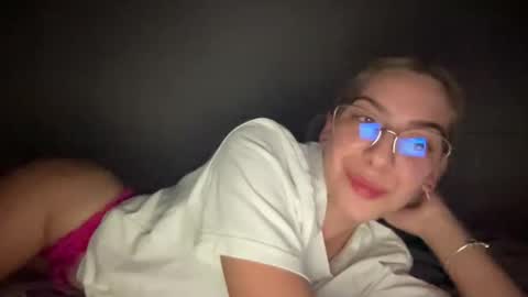 Snapshot of sarrah_rossy chatting on 01.10.25 Sarrah online show from 01.10.25