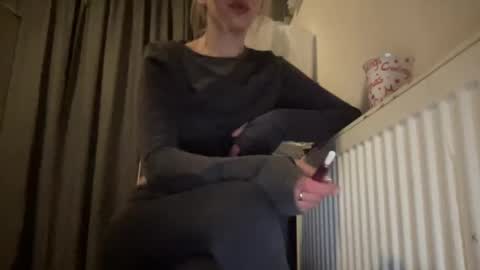 Snapshot of sarrah_rossy chatting on 02.04.25 Sarrah online show from 02.04.25