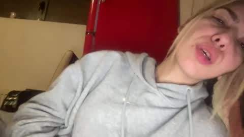 Snapshot of sarrah_rossy chatting on 02.26.25 Sarrah online show from 02.26.25