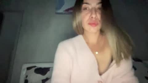 Snapshot of sarrah_rossy chatting on 10.12.25 Sarrah online show from 10.12.25