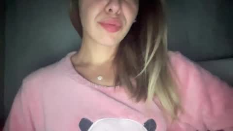 Snapshot of sarrah_rossy chatting on 11.04.25 Sarrah online show from 11.04.25