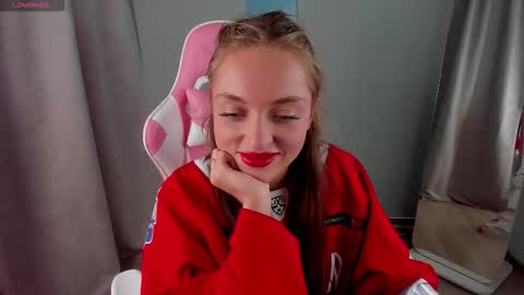 Snapshot of sasha_hardy chatting on 12.21.25 Sasha online show from 12.21.25