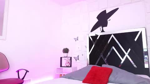 Sasha Mercedez online show from 12.17.25