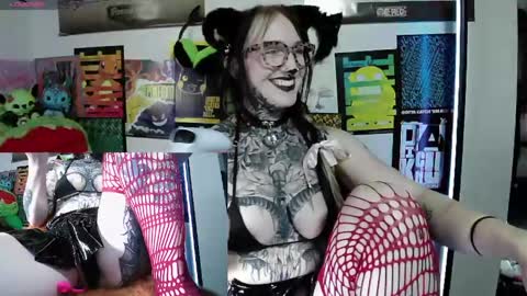 Snapshot of sassi_blondi chatting on 04.29.26 Ivy online show from 04.29.26