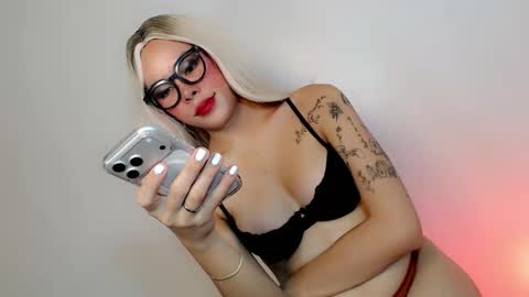 Snapshot of sassy_tiffanie chatting on 11.11.25 Tiffanie online show from 11.11.25