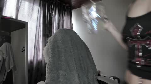    im expecting 300 thumbs up on my altar online show from 02.04.25