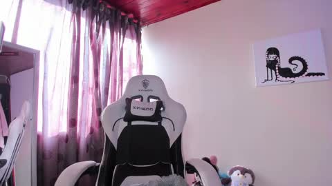    im expecting 300 thumbs up on my altar online show from 02.20.25