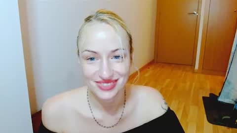 Snapshot of satinqueen90 chatting on 10.19.25 Satinqueen90 online show from 10.19.25