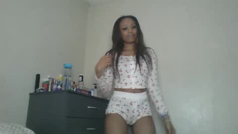 Snapshot of saucy_shanice chatting on 02.10.25 Shaniiice online show from 02.10.25