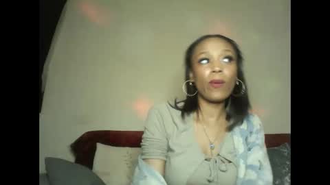 Snapshot of saucy_shanice chatting on 10.12.25 Shaniiice online show from 10.12.25
