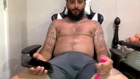 Snapshot of savagebullxxx chatting on 04.19.26 savagebullxxx online show from 04.19.26