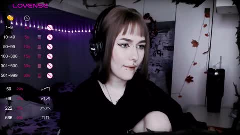 pronoun she. name Mary. age 21. online show from 02.09.25