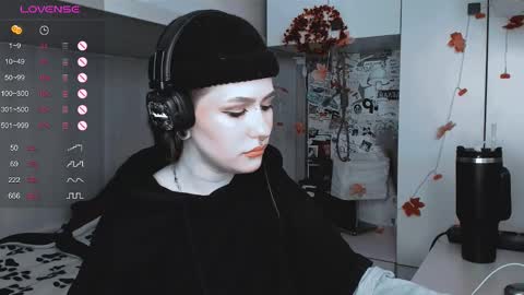 pronoun she. name Mary. age 21. online show from 03.08.25