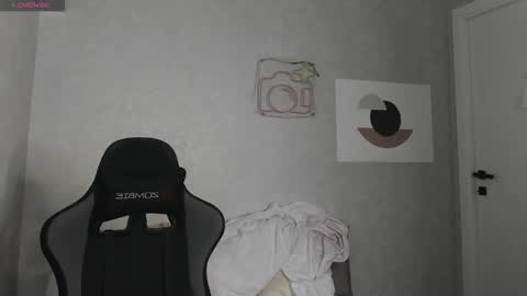 Kira  GMT 7 Mon Thu-Sun  0800am-0200pm  online show from 12.15.25