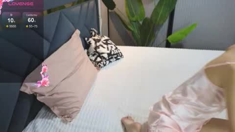 Snapshot of scarlet_ice chatting on 11.17.25 scarlet_ice online show from 11.17.25