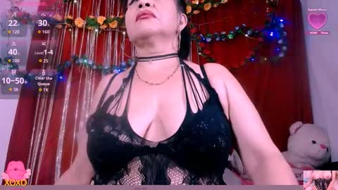 Snapshot of scarlethh_hott chatting on 09.25.25 scarlethh hott online show from 09.25.25