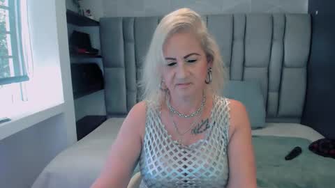 Snapshot of scarlethoot_ chatting on 02.07.26 S C A R L E T online show from 02.07.26