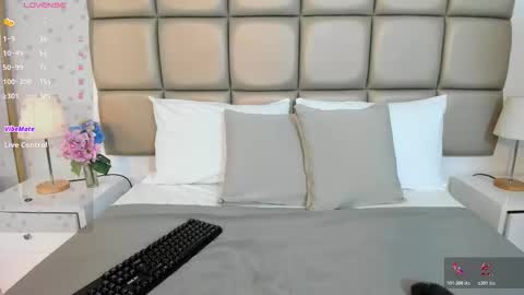 Snapshot of scarlethroa chatting on 11.08.25 scarlethroa online show from 11.08.25