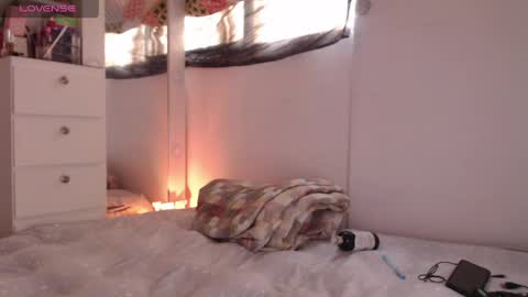 Scarlett Thumb up please help me 100 its important online show from 04.15.26