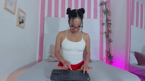 Snapshot of scarlett_jonson_ chatting on 11.14.25 . . online show from 11.14.25