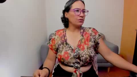 Snapshot of scarlett_sax chatting on 06.11.26 Scarlett sax online show from 06.11.26