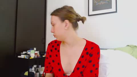 Snapshot of scarlettford chatting on 06.18.26 Scarlett online show from 06.18.26