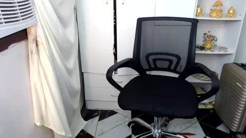 Queen Scarlet online show from 01.12.25