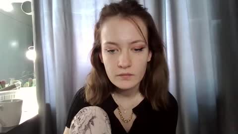 Snapshot of scented_elsa chatting on 11.24.25 Elsa online show from 11.24.25