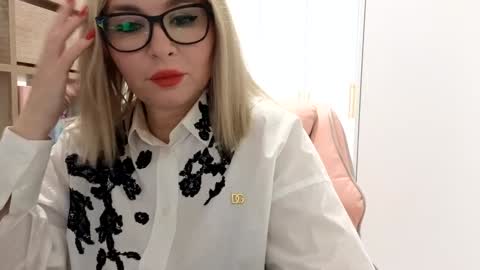 Snapshot of schoolteach chatting on 11.12.25 cindy desire online show from 11.12.25