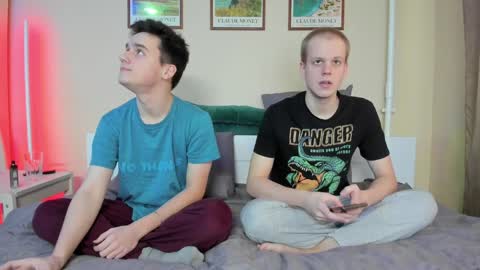 Thomas brunette and Alex blond online show from 12.10.24