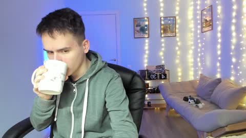 Thomas brunette and Alex blond online show from 01.05.25