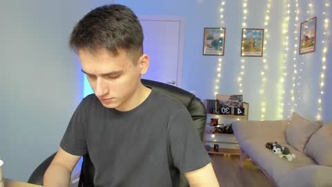 Thomas brunette and Alex blond online show from 01.05.25