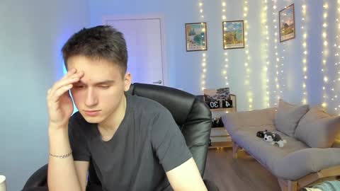 Thomas brunette and Alex blond online show from 01.05.25