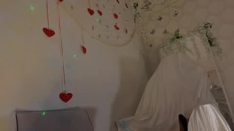 Snapshot of seductive_flower chatting on 04.19.26 Mali online show from 04.19.26