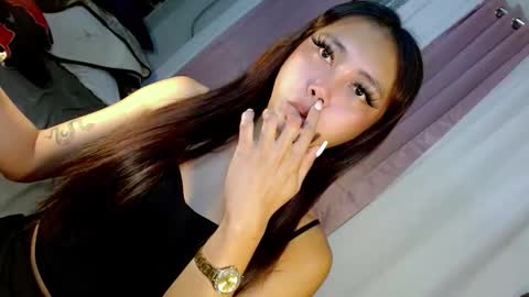 Snapshot of seductive_morena chatting on 12.22.25 Im shy online show from 12.22.25