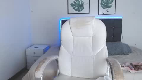 Snapshot of selena_hotmilf chatting on 12.13.25 Selena online show from 12.13.25