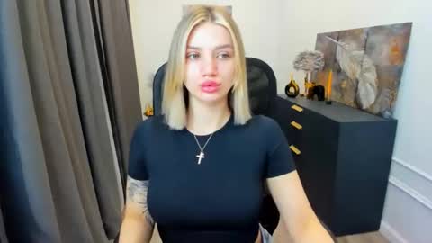 Snapshot of selenaemoore chatting on 04.19.26 selenaemoore online show from 04.19.26