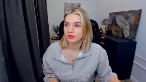 Snapshot of selenaemoore chatting on 04.21.26 selenaemoore online show from 04.21.26