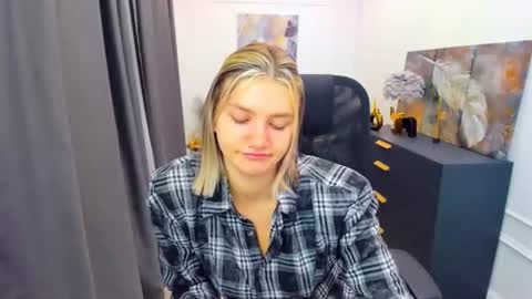 Snapshot of selenaemoore chatting on 04.25.26 selenaemoore online show from 04.25.26