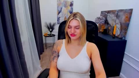 Snapshot of selenaemoore chatting on 05.01.26 selenaemoore online show from 05.01.26
