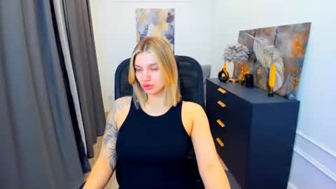 Snapshot of selenaemoore chatting on 05.05.26 selenaemoore online show from 05.05.26