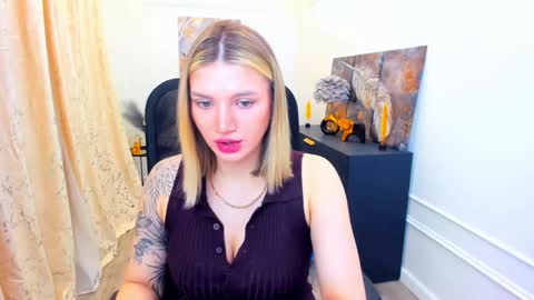 Snapshot of selenaemoore chatting on 05.27.26 selenaemoore online show from 05.27.26