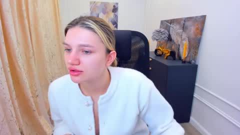 Snapshot of selenaemoore chatting on 05.29.26 selenaemoore online show from 05.29.26