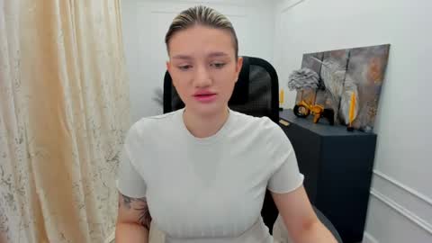Snapshot of selenaemoore chatting on 05.30.26 selenaemoore online show from 05.30.26